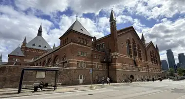 Oversigtsbillede af station gade facade på gadefacaden, i tegl, mørtel, natursten og granit.