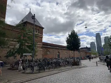 Oversigtsbillede af ingerslevsgade gade facade på gadefacaden, i tegl, natursten, skifer og glas.