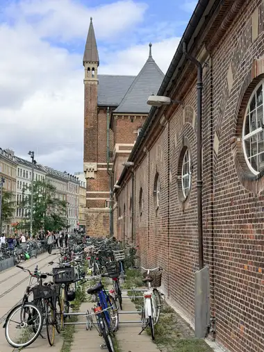 Oversigtsbillede af side tegl facade på gadefacaden, i tegl, mørtel, natursten og skifer.