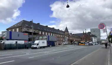 Oversigtsbillede af bernstorffsgade gade facade på gadefacaden, i tegl, natursten, skifer og træ.