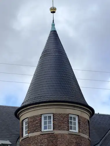 Billede af hjørne tårnspir konisk tag på gadefacaden, i skifer, tegl, mørtel og natursten.