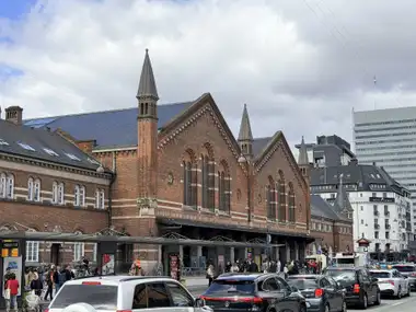 Oversigtsbillede af midterste station gade facade på gadefacaden, i tegl, natursten, skifer og zink.