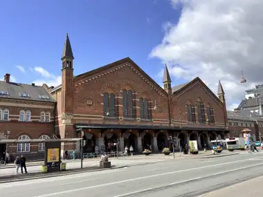 Oversigtsbillede af hoved station facade på gadefacaden, i tegl, natursten, mørtel og skifer.