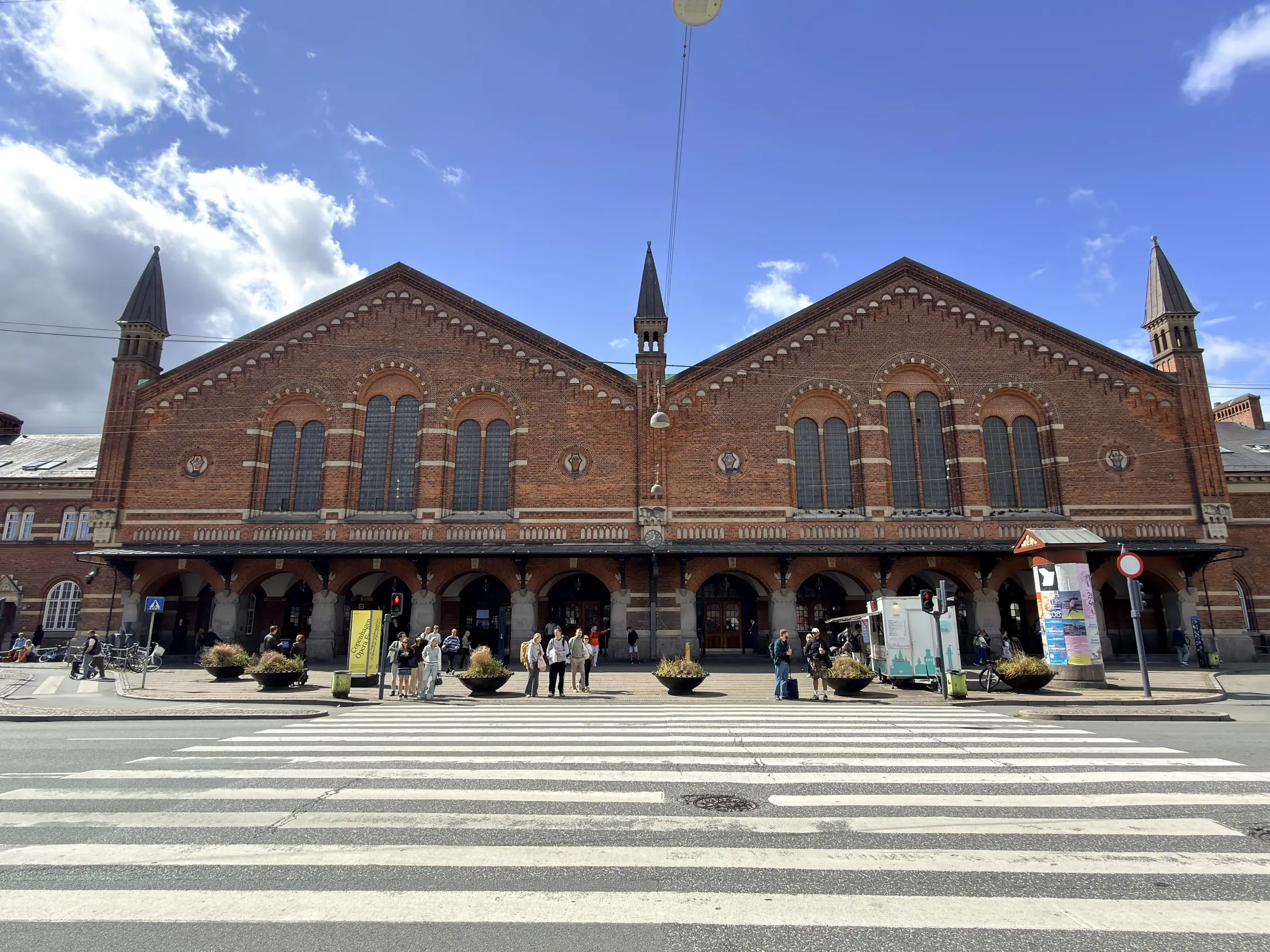 Facaden mod Bernstorffsgade i rød blank mur med skifertage og hjørnetårne.