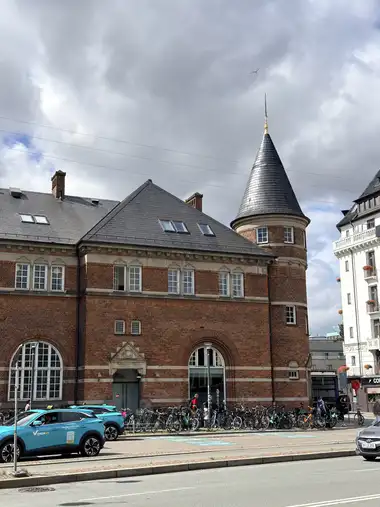 Oversigtsbillede af gade facade tårn på gadefacaden, i tegl, mørtel, natursten og skifer.