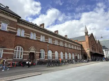 Oversigtsbillede af hoved gade facade på gadefacaden, i tegl, natursten, mørtel og skifer.