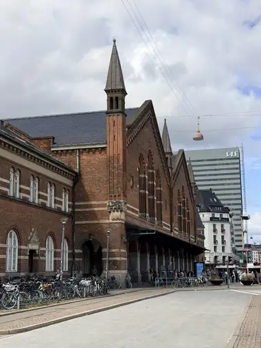 Oversigtsbillede af tegl station gade facade på gadefacaden, i tegl, sandsten, mørtel og skifer.