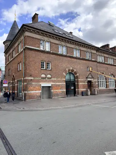 Oversigtsbillede af gade hjørne tegl facade på gadefacaden, i tegl, natursten, skifer og kobber.