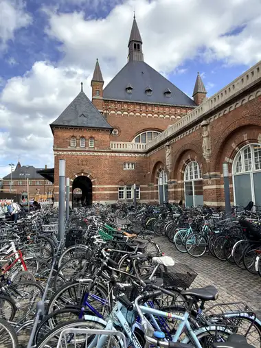 Oversigtsbillede af station forplads facader set fra forpladsen, i tegl, mørtel, natursten og skifer.