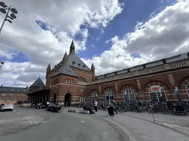Oversigtsbillede af hoved indgang forplads facade set fra forpladsen, i tegl, natursten, mørtel og skifer.