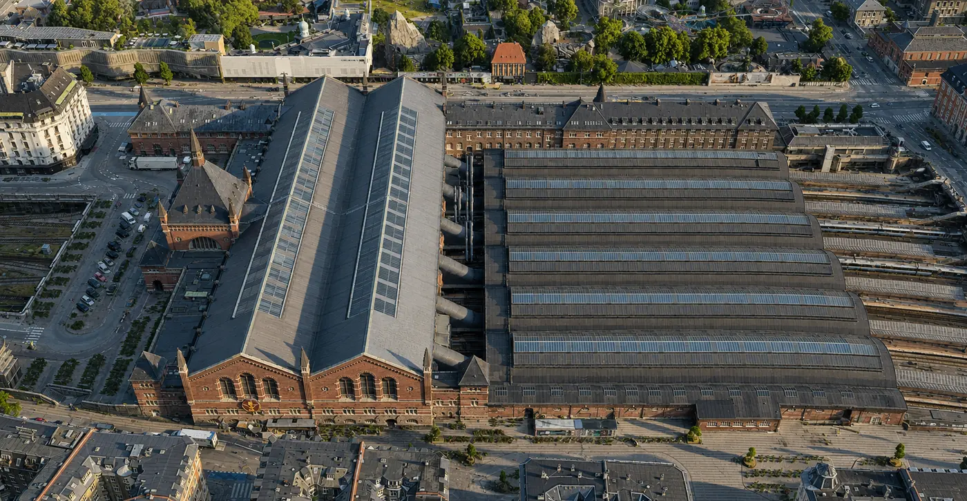 Banegården set fra vest med sporene løbende ind under hallen.